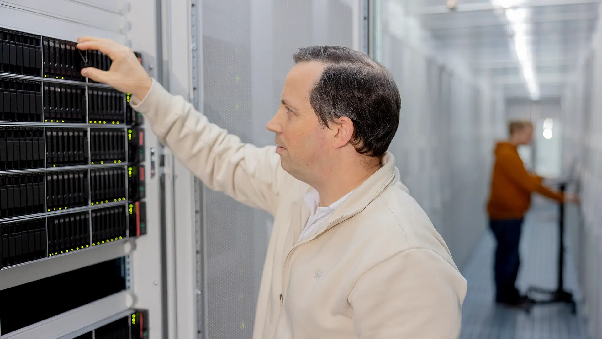 plusserver Mitarbeiter überprüft Servertechnik im Rechenzentrum