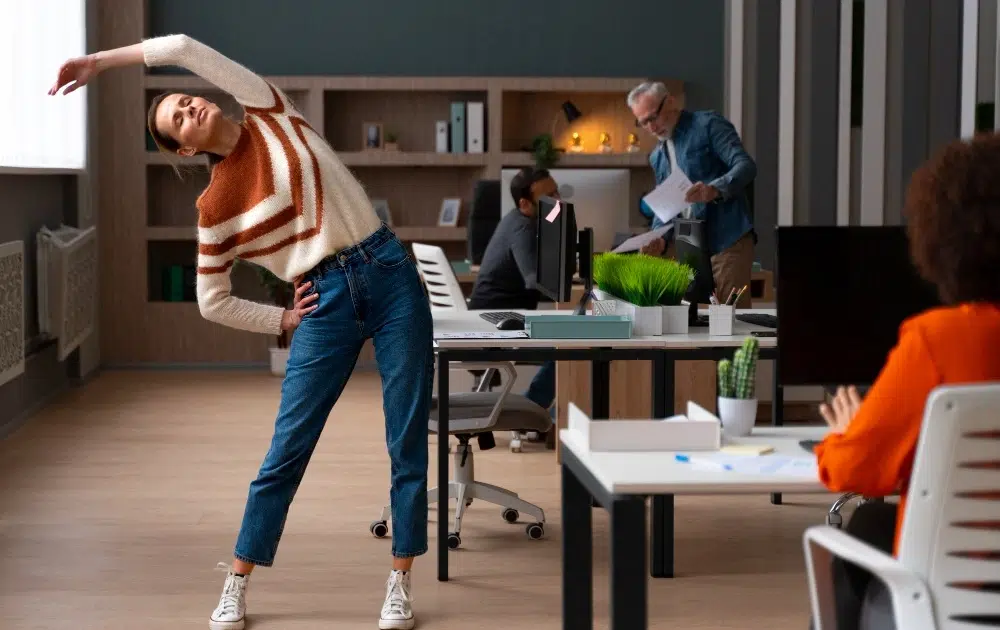Work-Life-Balance im Büro: Frau macht Dehnübungen am Arbeitsplatz work life balance 3 1200x630 1
