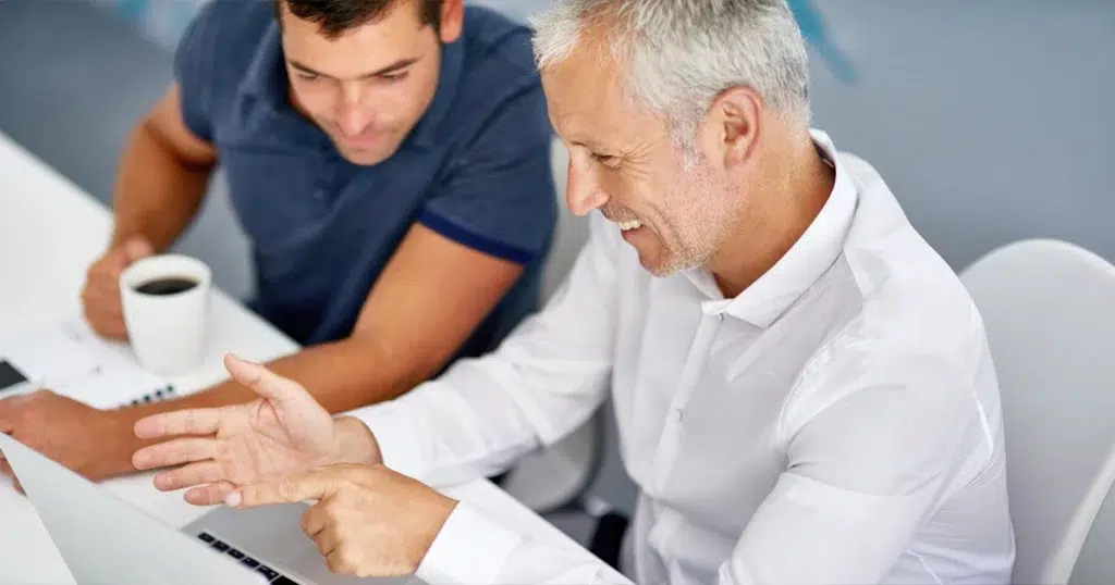 Betriebliche Altersvorsorge – Beratung zur optimalen Vorsorgelösung Betriebliche Altersvorsorge Beratungsgespräch am Laptop mit Fachberater