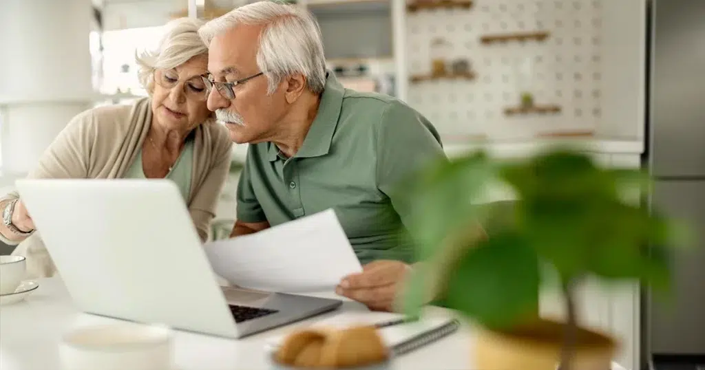 Rente: Anspruch, Rentenarten und wichtige Regelungen im Überblick Rente. Ehepaar prüft Rentenunterlagen und informiert sich online zur Altersvorsorge