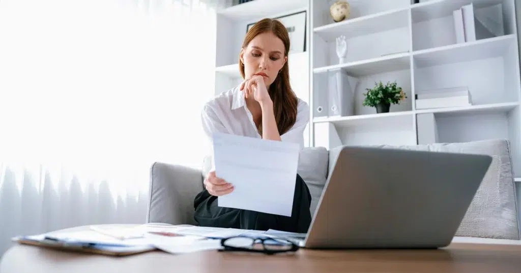 Fluktuationsrate analysieren und Ursachen erkennen Fluktuationsrate analysieren: Person wertet Personalkennzahlen aus