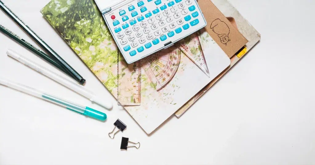 Urlaubsabgeltung korrekt berechnen Urlaubsabgeltung wird berechnet bei Beendigung des Arbeitsverhältnisses, Taschenrechner, Liniale, Stifte und Notizblöcke liegen zur Vorbereitung auf dem Tisch