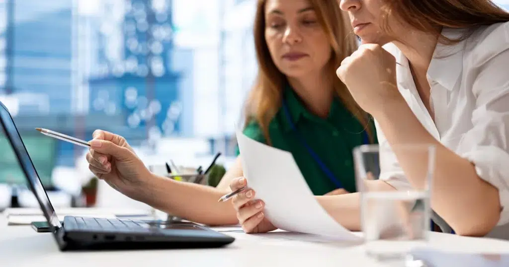 KI im Recruiting für innovative Bewerberauswahl KI im Recruiting: Zwei Frauen schauen sich am Laptop die Analyse der KI zur Bewerberauswahl an