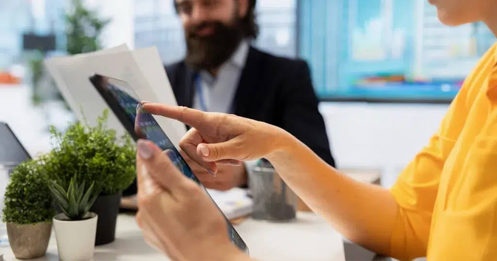 KI im Recruiting effizient einsetzen KI im Recruiting: Zwei Personen nutzen KI zur Analyse der Bewerbungsunterlagen