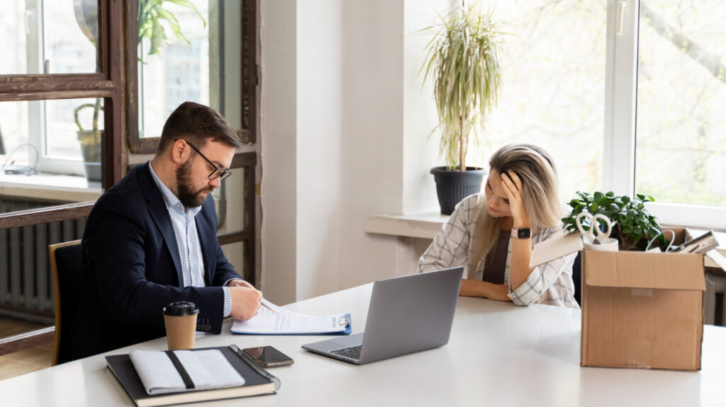 Gespräch über Kündigung zwischen zwei Personen im Büro