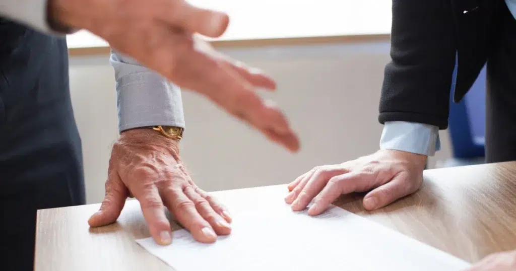 Salvatorische Klausel im Vertrag – zwei Personen diskutieren Vertragsdokument