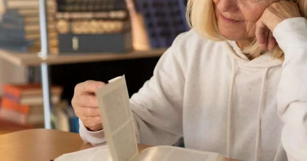 Gesetzliche Pausenzeit – Frau nutzt Ruhezeit zum Lesen Ältere Frau liest während ihrer Pause ein Buch – gesetzliche Ruhezeiten einhalten