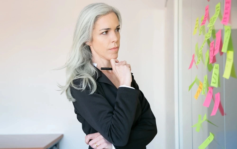 Halo-Effekt im Personalwesen – Führungskraft analysiert Teamleistungen und bewertet objektiv