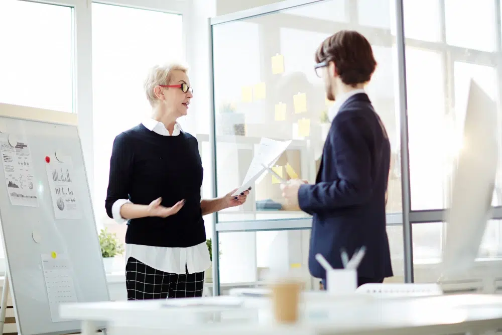 Halo-Effekt im HR – Führungskraft und Mitarbeitender diskutieren Bewertungskriterien