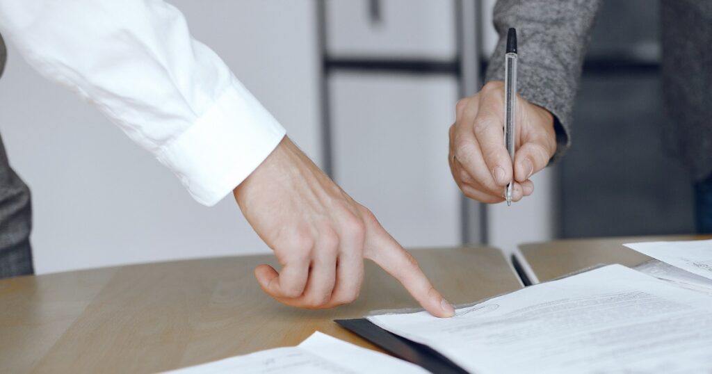 Kündigungsfrist einfach erklärt – wichtige Dokumente prüfen Kündigungsfrist verstehen – Hinweis auf Vertragsdetails und Signaturen auf Dokumenten