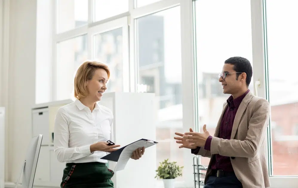 Strukturiertes Mitarbeitergespräch mit Gesprächsleitfaden im Büro mitarbeitergespraeche 2 1200x630 2