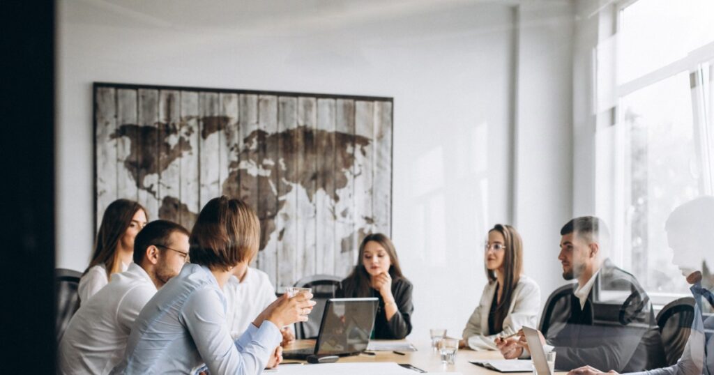 Teammeeting in einem modernen Büro mit mehreren Personen an einem Konferenztisch