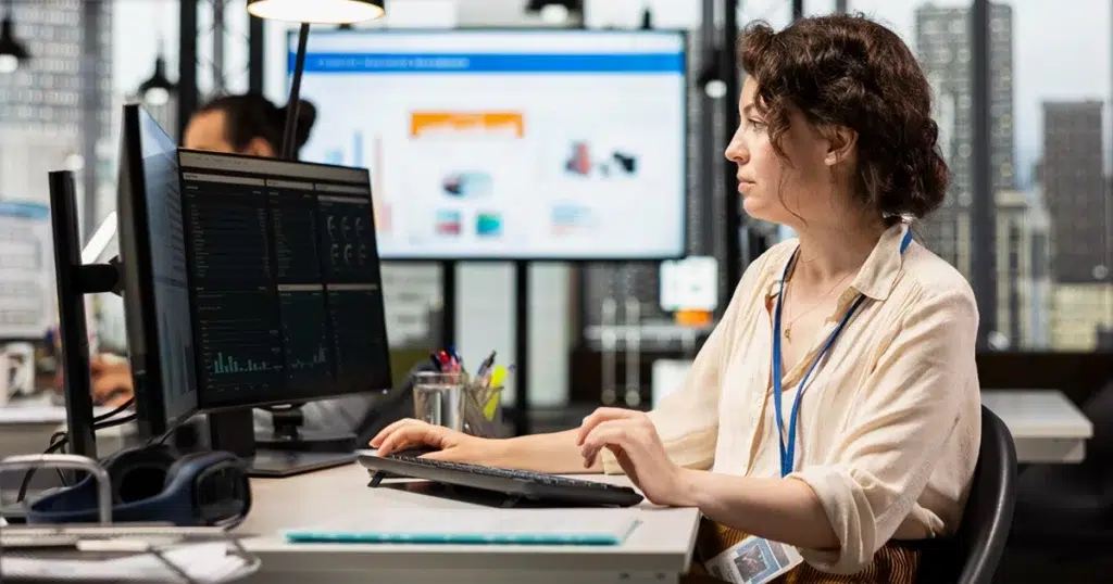 Digitale Personalakte als Basis moderner HR-Administration Mitarbeiterin arbeitet am Computer mit einer digitalen Personalakte