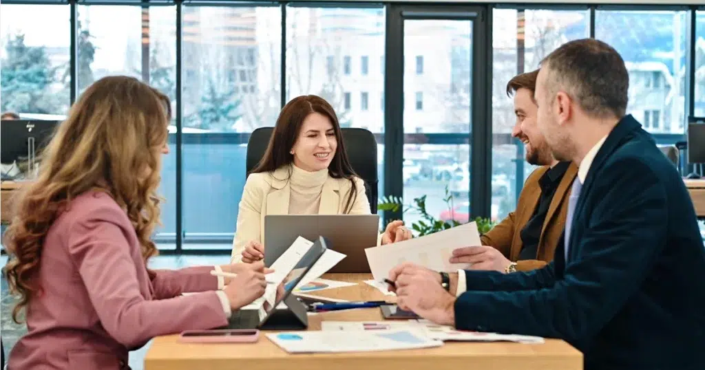 Recruitingzeitplan im Team besprechen HR-Team bespricht Faktoren für einen Recruitingzeitplan und die Terminplanung im Bewerbungsprozess