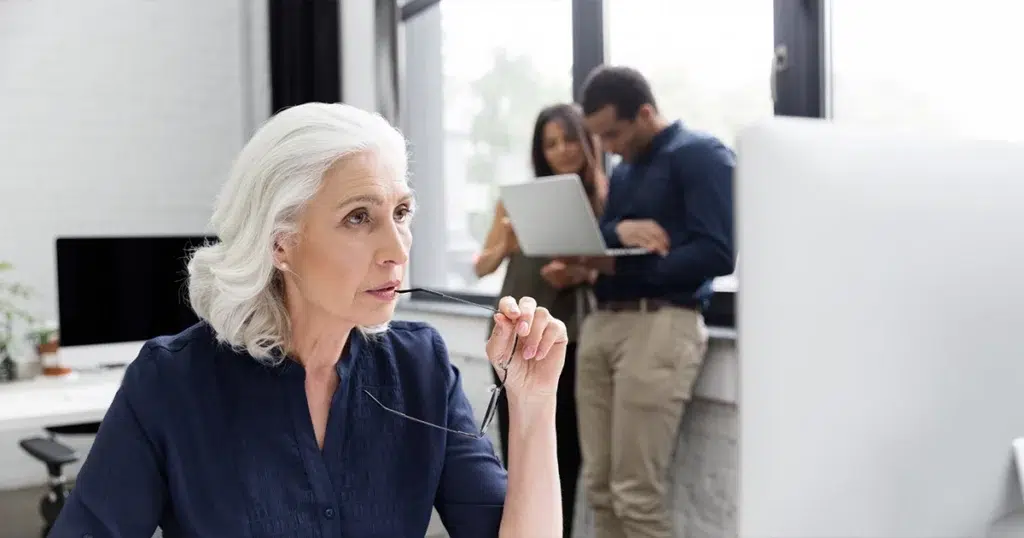 Generation X: Funktion als Bindeglied zwischen jüngeren Teams und strategischer Unternehmensleitung Generation X in verantwortungsvoller Position im modernen Arbeitsumfeld