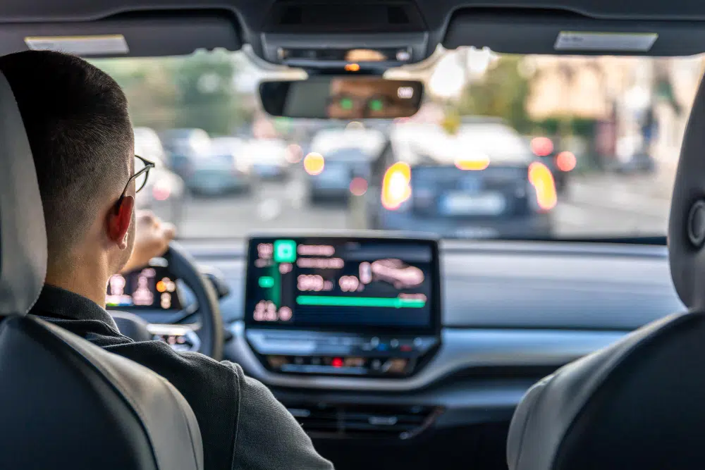 Mitarbeitender fährt mit dem Auto zur Arbeit als Beispiel für den Fahrtkostenzuschuss vom Arbeitgeber