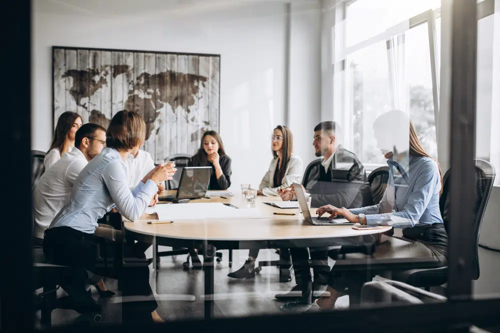 Team bespricht HR-Strategien zur Vermeidung des Peter-Prinzips