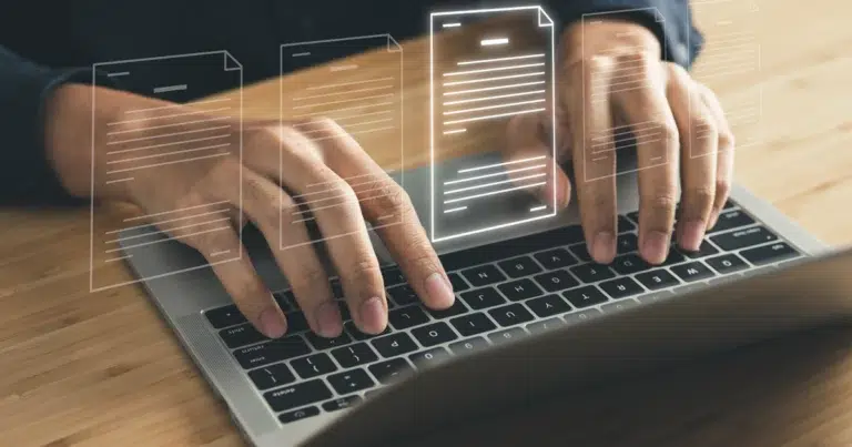 Digitale Personalakte mit elektronischen Dokumenten am Laptop