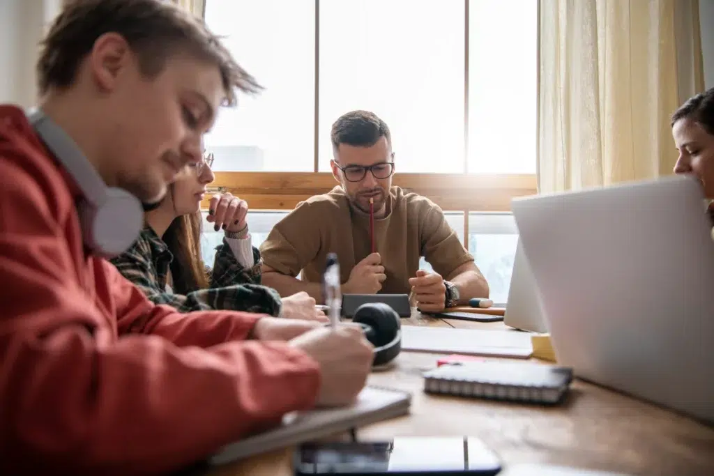 Generation Z im digitalen Zeitalter Generation Z im Arbeitskontext bei gemeinsamer Teamarbeit